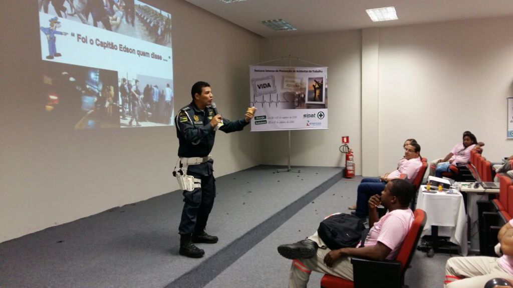 Coordenador de Trânsito de SMTT ministra palestra para funcionários de Energisa - SMTT Aracaju